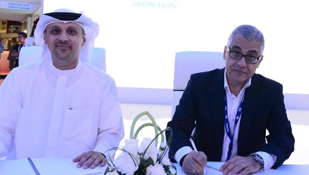 (L-r): Farid Faraidooni, chief operations officer at du, and Danny Atme, head of Market Unit, Lower Gulf, Iran and Pakistan (LGIP), Nokia Networks, during the MoU signing ceremony.