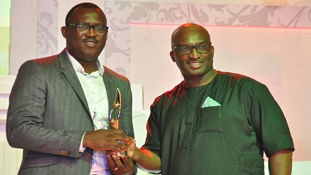 (L-r): Godfrey Efeurhobo, chief sales officer, Airtel Nigeria, while receiving the SERAs Award for ‘Best Company in Health Intervention’ from the MD/CEO, Film House Cinemas, Kene Mkparu at the SERAs Awards 2015 event in Lagos recently.