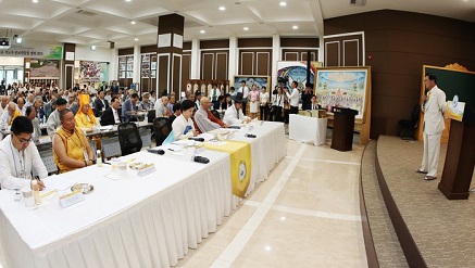 *Chairman Lee of HWPL gives a keynote speech at the Korea-China-Japan Trilateral Religious Leaders’ Peace Conference.