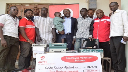 Wole Abu, Airtel’s regional operations director, North Region, (middle) with Sadiq Usman; they are flanked by employees of Airtel and immediate family members of Sadiq Usman at the presentation ceremony in Zaria, Kaduna State, recently.