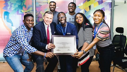 US Ambassador Stuart Symington, presenting Secretary of State’s Award for Corporate Excellence to Andela’s Nigerian offices on Friday.